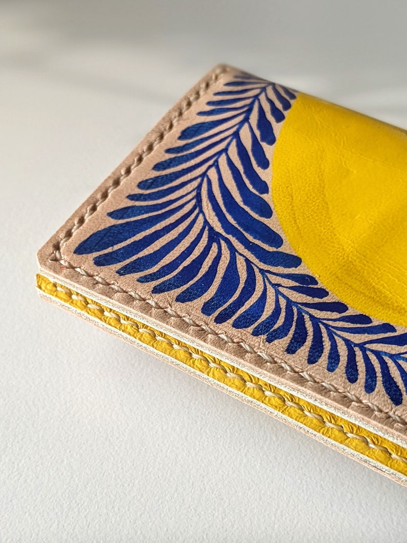 Cartera de cuero amarillo para tarjetas, tarjetero fino de cuero auténtico hecho a mano para mujer, cartera pequeña para tarjetas de crédito, regalo de primavera amarillo. imagen 3