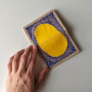 Cartera de cuero amarillo para tarjetas, tarjetero fino de cuero auténtico hecho a mano para mujer, cartera pequeña para tarjetas de crédito, regalo de primavera amarillo. imagen 2