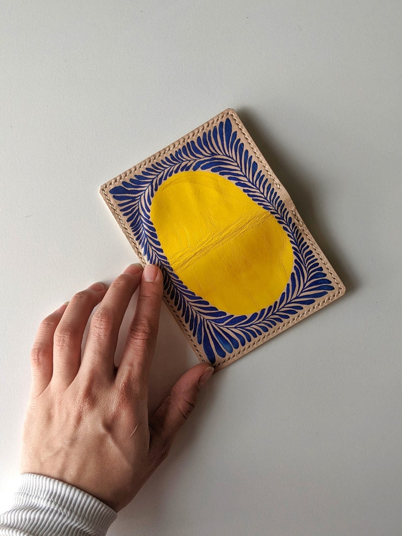 Cartera de cuero amarillo para tarjetas, tarjetero fino de cuero auténtico hecho a mano para mujer, cartera pequeña para tarjetas de crédito, regalo de primavera amarillo. imagen 2