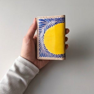 Cartera de cuero amarillo para tarjetas, tarjetero fino de cuero auténtico hecho a mano para mujer, cartera pequeña para tarjetas de crédito, regalo de primavera amarillo. imagen 5