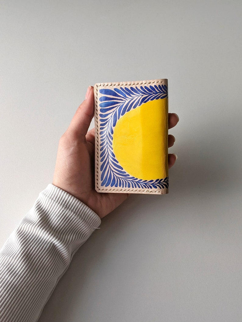 Cartera de cuero amarillo para tarjetas, tarjetero fino de cuero auténtico hecho a mano para mujer, cartera pequeña para tarjetas de crédito, regalo de primavera amarillo. imagen 5