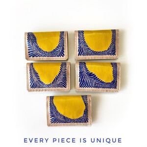 Cartera de cuero amarillo para tarjetas, tarjetero fino de cuero auténtico hecho a mano para mujer, cartera pequeña para tarjetas de crédito, regalo de primavera amarillo. imagen 9