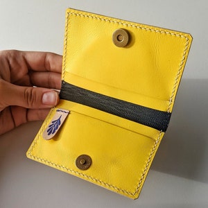 Cartera de cuero amarillo para tarjetas, tarjetero fino de cuero auténtico hecho a mano para mujer, cartera pequeña para tarjetas de crédito, regalo de primavera amarillo. imagen 4