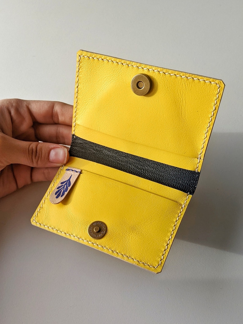 Cartera de cuero amarillo para tarjetas, tarjetero fino de cuero auténtico hecho a mano para mujer, cartera pequeña para tarjetas de crédito, regalo de primavera amarillo. imagen 4
