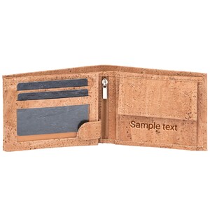 Puede incluir: Una cartera de cuero de corcho marr&oacute;n con cierre de cremallera y m&uacute;ltiples ranuras para tarjetas. La cartera est&aacute; abierta para revelar un porta tarjetas negro y un peque&ntilde;o bolsillo con el texto "Sample text".