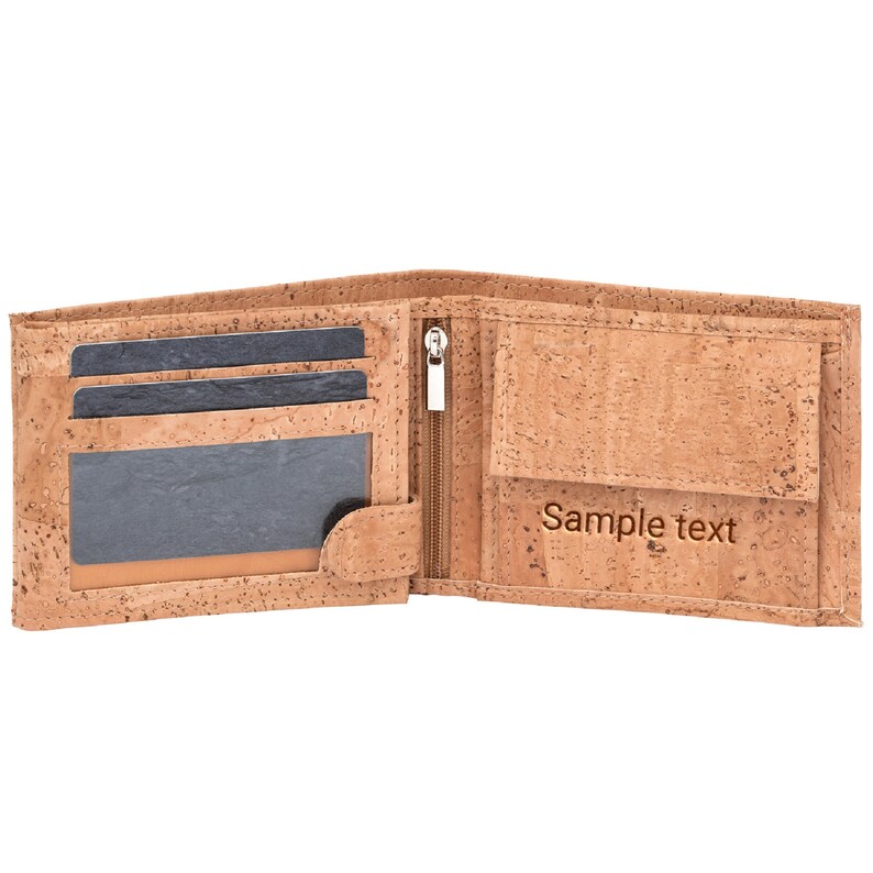 Puede incluir: Una cartera de cuero de corcho marr&oacute;n con cierre de cremallera y m&uacute;ltiples ranuras para tarjetas. La cartera est&aacute; abierta para revelar un porta tarjetas negro y un peque&ntilde;o bolsillo con el texto "Sample text".
