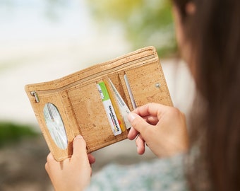 Simaru Damen-Portemonnaie Geldbörse Geldbeutel Made in EU mit RFID schutz Vegan  aus Kork  mit Knopfklappe und Reissverschluss aussen