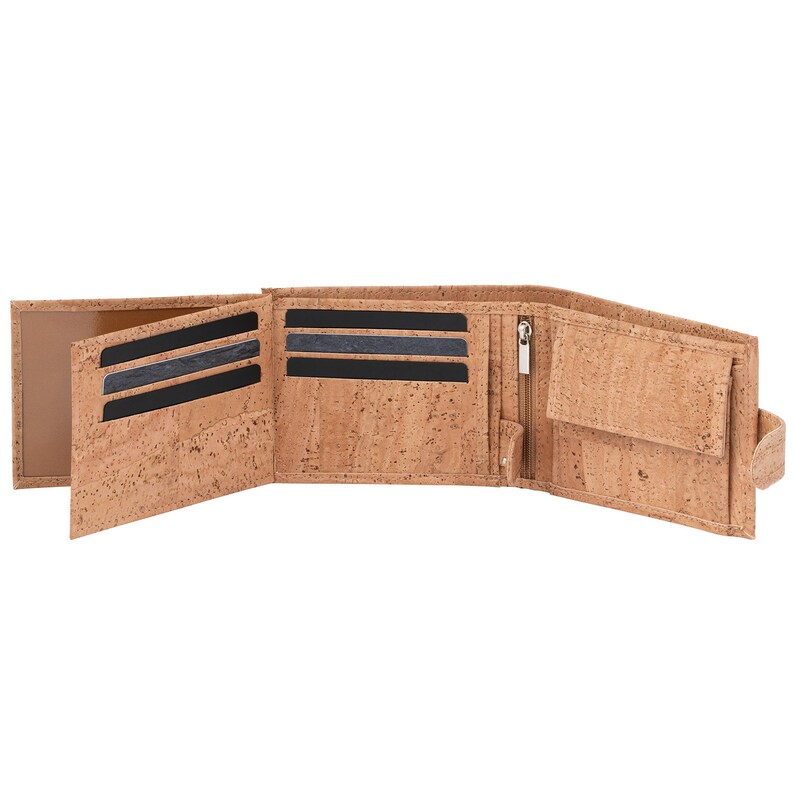 Puede incluir: Una cartera de corcho marr&oacute;n con m&uacute;ltiples ranuras para tarjetas, un compartimento con cremallera y un cierre de solapa. La cartera est&aacute; abierta y el interior es visible.