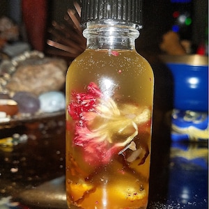 Gold Digger Oil - Attract Wealthy Men Who Want to Spend Their Money on You
