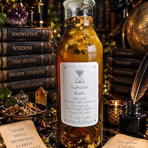 Puede incluir: Una botella de vidrio transparente llena de un líquido dorado e ingredientes botánicos, con una etiqueta blanca que dice: Scholar Bath, Shake Well, Pour whole bottle of solution in hot running bath, Pair with Yellow, Purple or Orange spell candles.