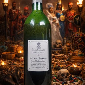 Puede incluir: Una botella verde oscuro con tapa plateada y una etiqueta blanca que dice "African Powers". La botella contiene un líquido verde. El fondo incluye velas, calaveras y figuras con vestimenta tradicional.