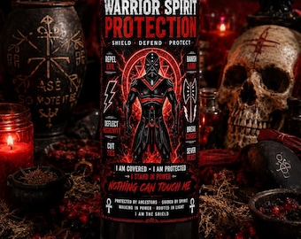 Puede incluir: Una vela de oración alta de vidrio con cera negra y una mecha encendida. La etiqueta presenta texto en rojo y blanco que dice Warrior Spirit Protection, Shield, Defend, Protect, Repel Evil, Banish Harm, Deflect Negativity, Break Curses.
