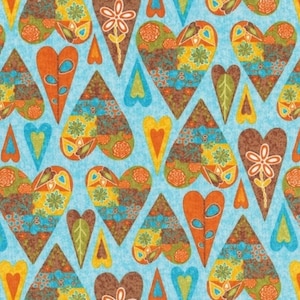 Könnte beinhalten: Ein sich wiederholendes Muster aus bunten Herzen und floralen Formen auf hellblauem Hintergrund. Die Herzen sind in Braun-, Orange-, Gelb- und Grüntönen gehalten und weisen florale und geometrische Muster auf. Einige Herzen haben Blumen- und Blätterakzente.