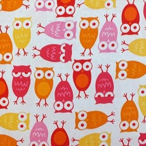 Könnte beinhalten: Weißer Stoff mit einem sich wiederholenden Muster aus bunten Cartoon-Eulen in Orange, Rosa und Gelb. Die Eulen haben große Augen und sind in verschiedenen Ausrichtungen angeordnet.