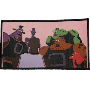 Puede incluir: Un parche bordado con cinco personajes de dibujos animados de una serie de animación de ciencia ficción. Los personajes llevan uniformes de baloncesto y están en una reunión. El parche está sobre un fondo rosa con un borde negro.