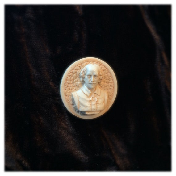 Shakespeare brooch pin large