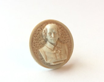 Shakespeare lapel pin small round