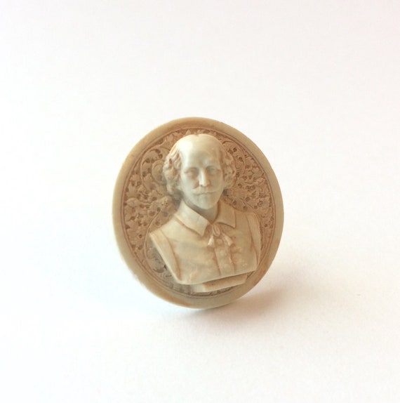 Shakespeare lapel pin small round