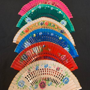 Abanicos con agujeros hechos y pintados a mano