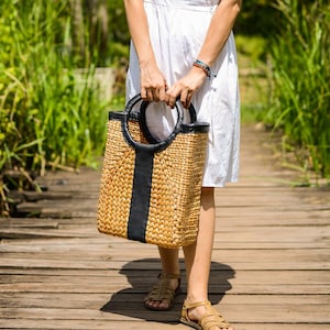 The Woven Shopper - bolso de mango de hyacinth de agua tejido hecho a mano con ribete de cuero de Woven Vietnam en Etsy