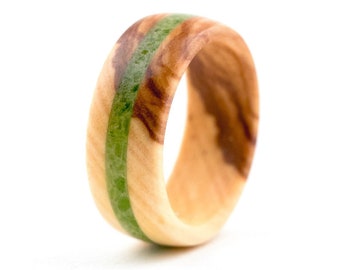 Anillo de madera madera lila y diópsido de cromo