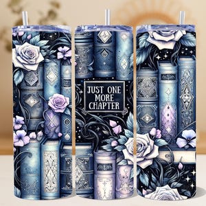 以下が含まれることがあります： 青、紫、白の色合いで積み重ねられた本のデザインが特徴のタンブラー。花柄のアクセントと「JUST ONE MORE CHAPTER」の文字入り。バラなどの花のデザインが含まれています。