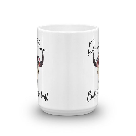 Uomo che tiene tazza in ceramica bianca con caffè foto - Immagine