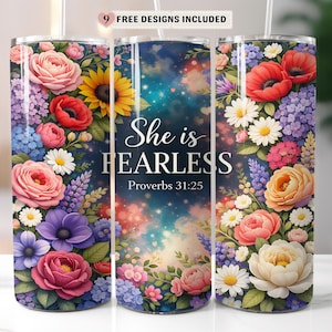 Könnte beinhalten: Ein floraler Becher mit einem Design aus rosa Rosen, roten Mohnblumen, gelben Sonnenblumen und anderen bunten Blumen. Der Becher trägt den Text "She is Fearless" und "Proverbs 31:25" auf einem dunkelblauen Hintergrund.