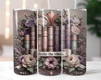 Può includere: Un bicchiere in acciaio inossidabile con un design di libri antichi, rose e accenti floreali nei toni del viola, crema e verde. Il testo "I Prefer The Villain" è visualizzato su un nastro bianco. Il bicchiere ha una cannuccia.