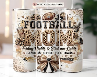 Può includere: Un bicchiere cilindrico con sfondo bianco e motivo leopardato. Il testo recita FOOTBALL MOM, Friday Nights & Stadium Lights, BLEACHERS, COFFEE, TOUCHDOWNS. Le grafiche includono un pallone da football, un megafono, un fiocco e pon-pon.