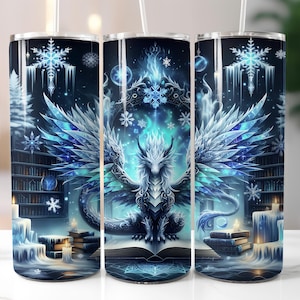 Puede incluir: Un juego de tres vasos de acero inoxidable con un diseño de dragón de fantasía. El diseño presenta un dragón blanco y azul con grandes alas, rodeado de copos de nieve y una escena de biblioteca. Los vasos tienen una pajita.
