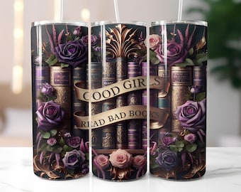 Può includere: Un bicchiere con un design di libri impilati, rose viola e la scritta "GOOD GIRLS READ BAD BOOKS" su uno striscione. Il design include accenti dorati e uno sfondo scuro.