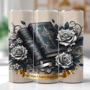 Op de afbeelding: Een beige beker met een ontwerp van twee antieke boeken met sierlijke omslagen, omringd door witte rozen en teal accenten. Een gouden banner onderaan leest "One More Chapter Before Midnight". De beker is ontworpen voor dranken.
