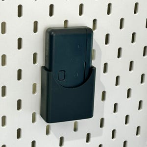 DJI Action 4/5 Battery Charging Case Mount: IKEA Skadis Pegboard Organizer (STL File)