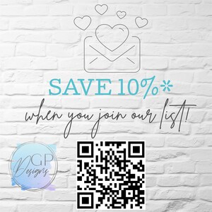 Puede incluir: Fondo de pared de ladrillo blanco con una superposici&oacute;n de texto azul y blanco que dice "SAVE 10%* when you join our list!" Un contorno en blanco y negro de un sobre con un coraz&oacute;n dentro y corazones flotando arriba. Un c&oacute;digo QR en blanco y negro y un logotipo que dice "GP Designs" en un c&iacute;rculo con un fondo de acuarela.
