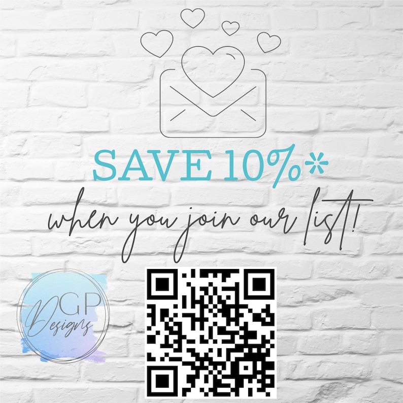 Puede incluir: Fondo de pared de ladrillo blanco con una superposici&oacute;n de texto azul y blanco que dice "SAVE 10%* when you join our list!" Un contorno en blanco y negro de un sobre con un coraz&oacute;n dentro y corazones flotando arriba. Un c&oacute;digo QR en blanco y negro y un logotipo que dice "GP Designs" en un c&iacute;rculo con un fondo de acuarela.