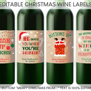 Op de afbeelding: Vier afdrukbare kerstwijnetiketten met feestelijke ontwerpen en tekst. De etiketten bevatten spreuken zoals "Drink de Grinches uit!" en "Hij ziet je wanneer je drinkt." De etiketten zijn aanpasbaar met de tekst "Prettige Kerst van..." onderaan.