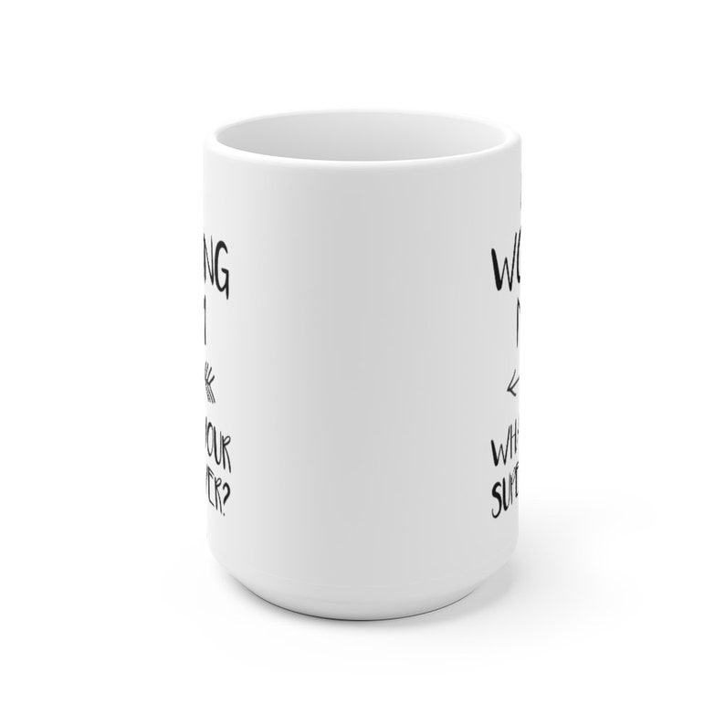 Puede incluir: Taza de cer&aacute;mica blanca con texto negro. El texto dice "Working 1" y "What's your superpower?" La taza tiene un dise&ntilde;o sencillo, ideal para caf&eacute; o t&eacute;.