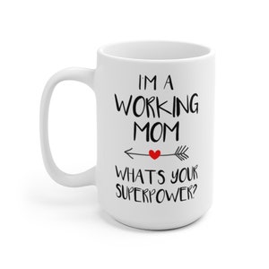 Puede incluir: Taza de cer&aacute;mica blanca con un asa grande. La taza presenta el texto "I'M A WORKING MOM WHAT'S YOUR SUPERPOWER?" en negro, con un coraz&oacute;n rojo y un dise&ntilde;o de flecha. Un regalo perfecto para una madre trabajadora.