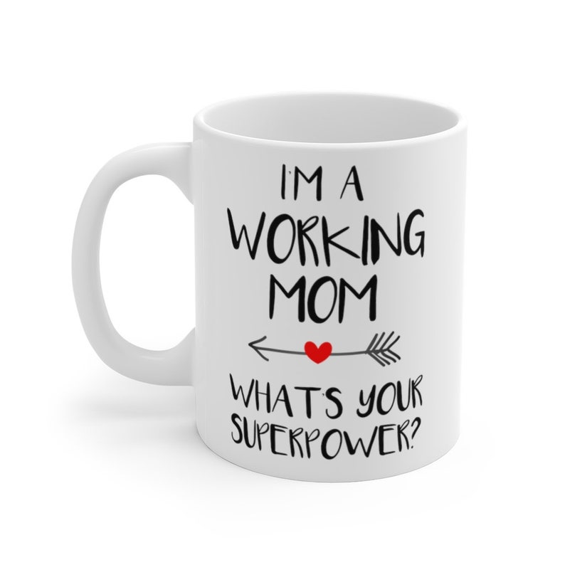 Puede incluir: Taza de cer&aacute;mica blanca con texto negro. La taza presenta el texto "I'M A WORKING MOM" con una flecha y un coraz&oacute;n, y el texto "WHAT'S YOUR SUPERPOWER?"