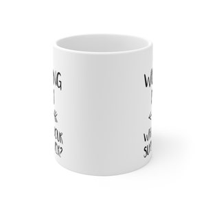 Puede incluir: Taza de caf&eacute; de cer&aacute;mica blanca con texto negro que dice "Working! Ask your coworker?" en un lado y "Working! What's summer?" en el otro. La taza tiene un dise&ntilde;o simple y limpio.