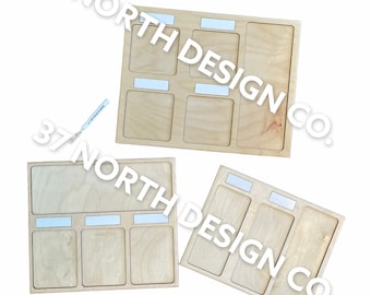 Puede incluir: Tres bandejas de madera con varios recortes rectangulares y cuadrados, cada una con una pequeña etiqueta rectangular plateada. Las bandejas son de madera de color claro. El texto "37 NORTH DESIGN CO." está impreso en la imagen.