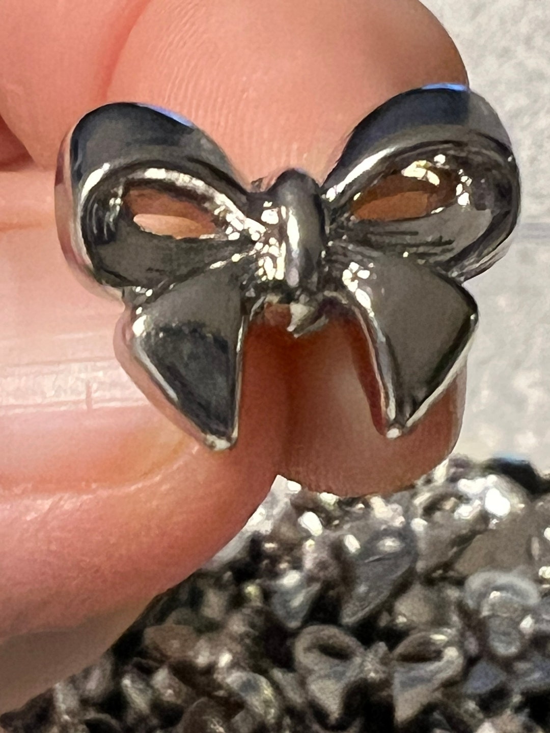 100 X Bow Buttons Silver . 2 Sizes 14mm 18mm Craft Dress Blouse Buttons ...