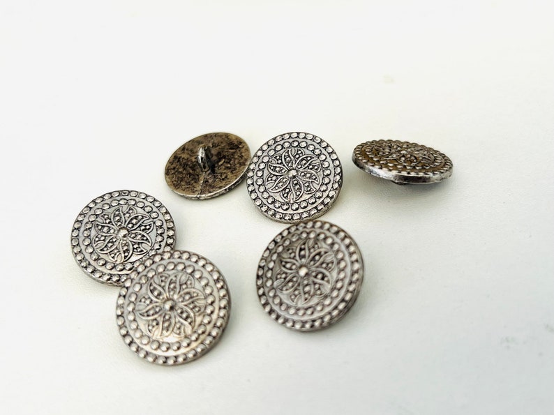 Pack of 8 20mm silver coloured metal shank buttons. Sewing coats jackets knitting R33 image 2