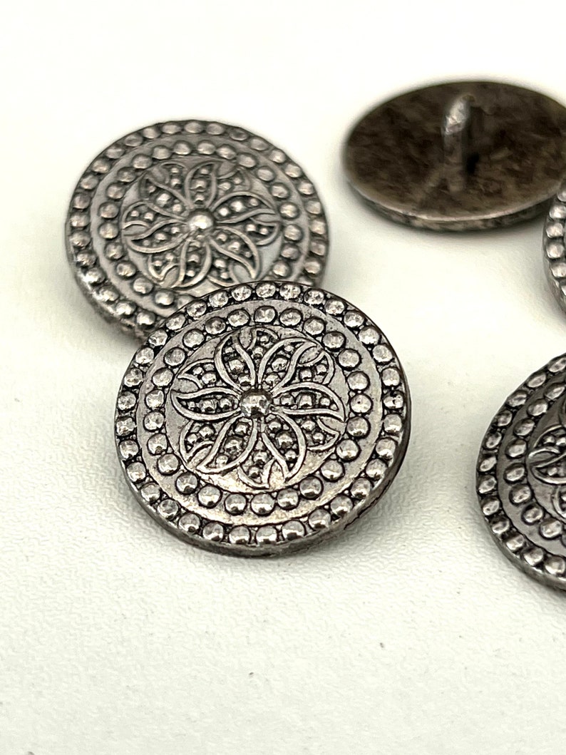 Pack of 8 20mm silver coloured metal shank buttons. Sewing coats jackets knitting R33 image 3