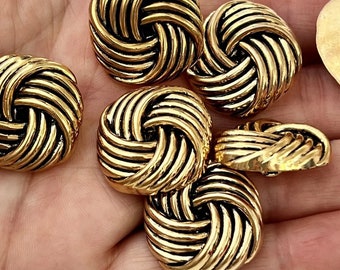 Pack of 7 23mm (approx) gold retro vintage style shank square knot buttons. R50
