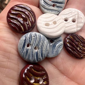 Handmade ceramic glazed buttons. Ridge detail. 3 different colours Available in packs of 6 or individually 18mm or 24/25mm approx R156
