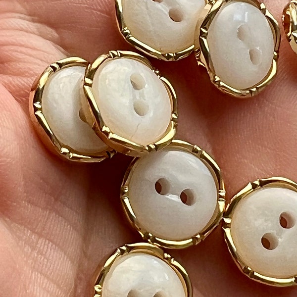 Pack of 10 white and pearl coloured 13mm round buttons. Size approx 13mm . blouse shirt jacket dress cardigan buttons. R41