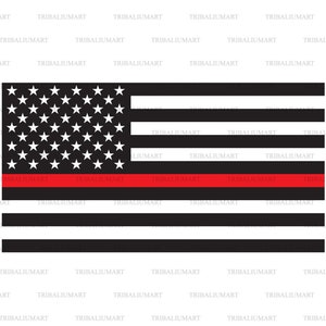 Könnte beinhalten: Eine schwarz-weiße amerikanische Flagge mit einem roten Streifen in der Mitte. Die Flagge ist ein Symbol der Unterstützung für Feuerwehrleute.