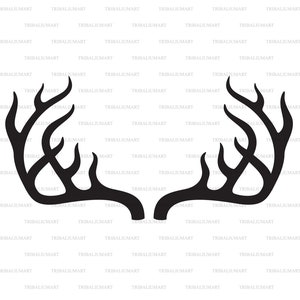 Puede incluir: Silueta negra de un par de grandes cuernos de ciervo con un diseño detallado. Los cuernos son simétricos y puntiagudos.